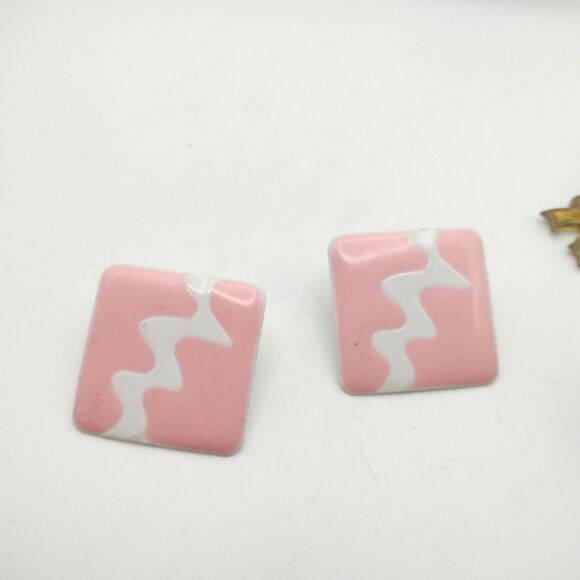 Jewelry - Square pink zigzag 1990s earrings for‎ pierced ears